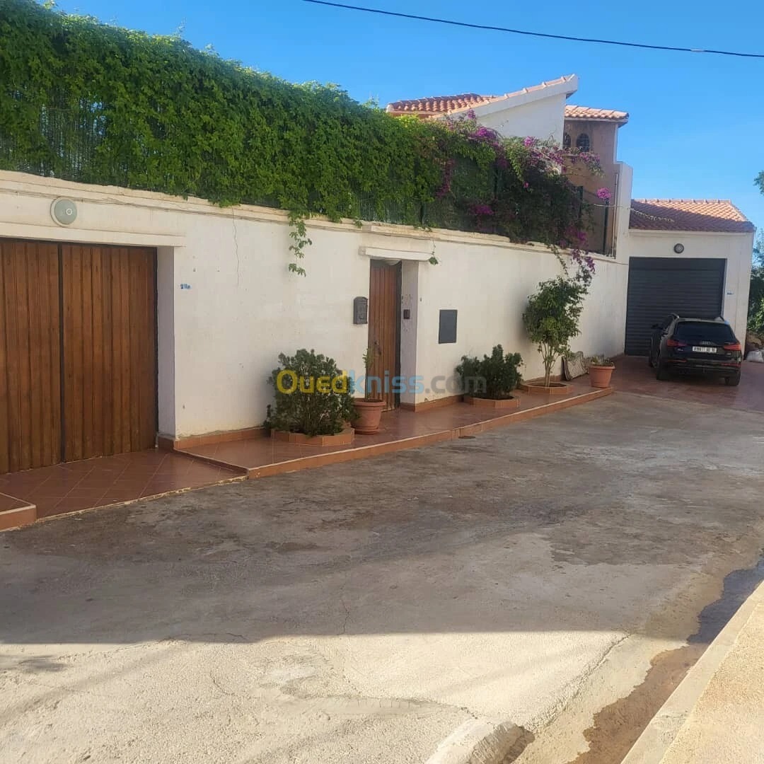 Magnifique villa avec piscine à Ain El Turck, Oran – Location saisonnière | Vue et confort