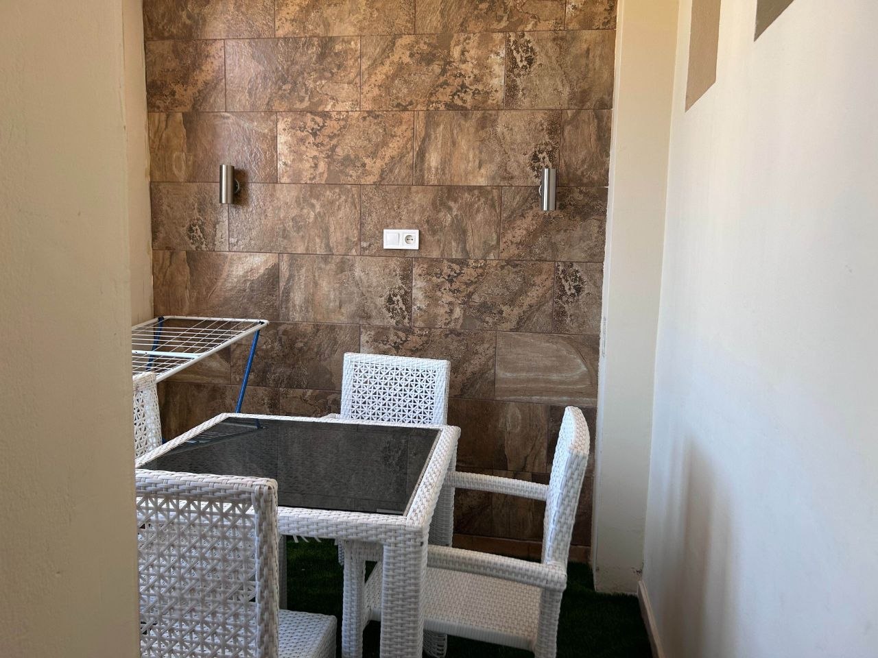 Appartement T3 équipé à Plaza Es-Seddikia – 100 m² avec vue sur jardin et parking